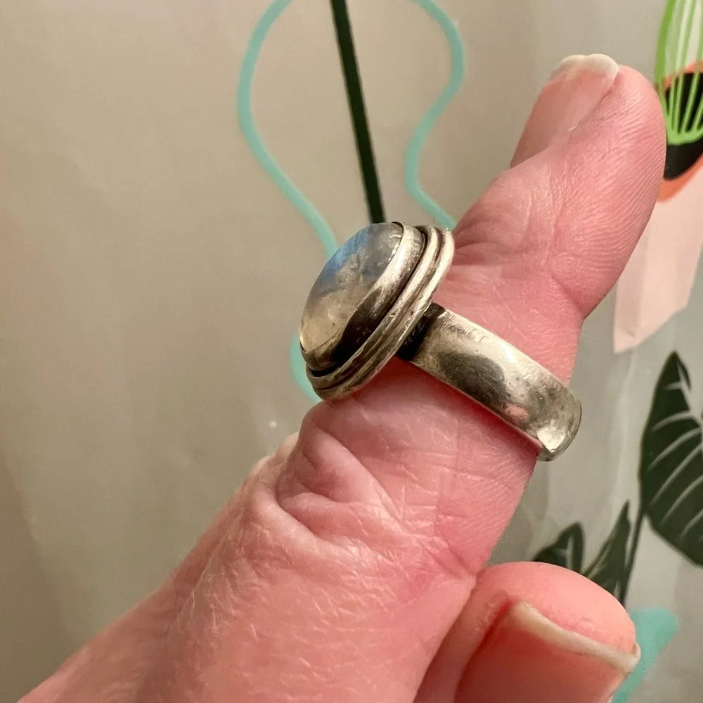 Elegant Silver Moonstone Ring - Picture 5 of 5